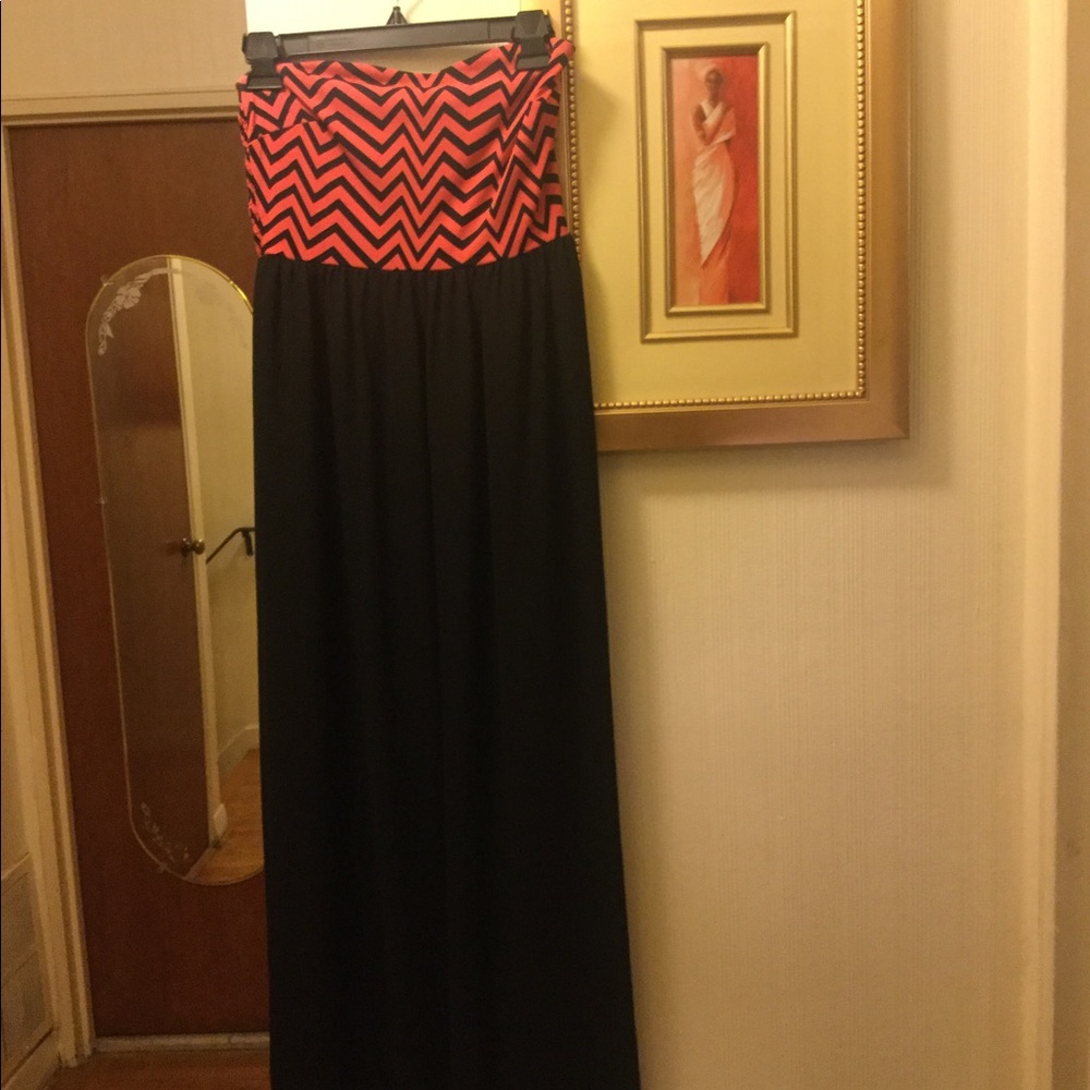 EN FOCUS STUDIO BLK SHIRRED  STRAPLESS MAXI DRESS.
